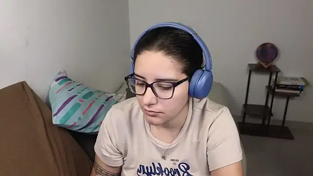 Snapshot of blue__moon_ chatting on February 19, 2:18 am blue moon online show from February 19, 2:18 am