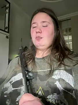 Snapshot of remirann_ chatting on December 13, 5:21 pm remirann  online show from December 13, 5:21 pm