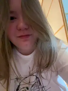 Snapshot of remirann_ chatting on December 25, 9:45 am remirann  online show from December 25, 9:45 am