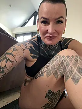 Snapshot of InkedBiitch chatting on February 8, 10:18 am InkedBiitch online show from February 8, 10:18 am