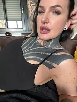 Snapshot of InkedBiitch chatting on February 23, 10:17 am InkedBiitch online show from February 23, 10:17 am