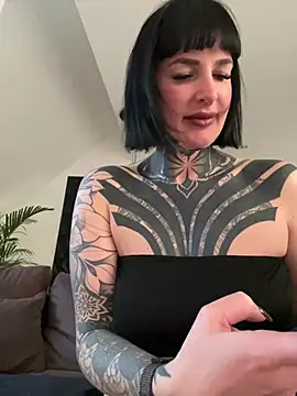 Snapshot of InkedBiitch chatting on March 21, 5:43 am InkedBiitch online show from March 21, 5:43 am