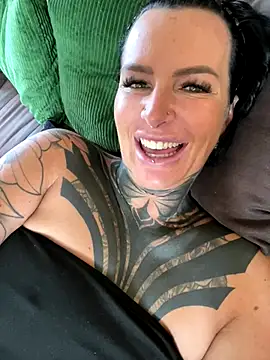 Snapshot of InkedBiitch chatting on October 1, 8:53 am InkedBiitch online show from October 1, 8:53 am