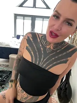 Snapshot of InkedBiitch chatting on October 3, 9:39 am InkedBiitch online show from October 3, 9:39 am