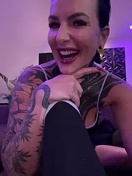 Snapshot of InkedBiitch chatting on October 8, 6:11 am InkedBiitch online show from October 8, 6:11 am