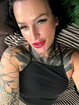 Snapshot of InkedBiitch chatting on October 11, 10:03 am InkedBiitch online show from October 11, 10:03 am