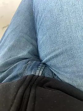 Snapshot of Cezar993 chatting on December 26, 12:38 pm Cezar993 online show from December 26, 12:38 pm