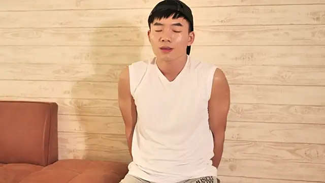 Snapshot of asiahot_liam chatting on April 5, 5:26 am asiahot liam online show from April 5, 5:26 am