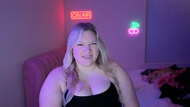 PiggyRose online show from January 8, 1:30 am