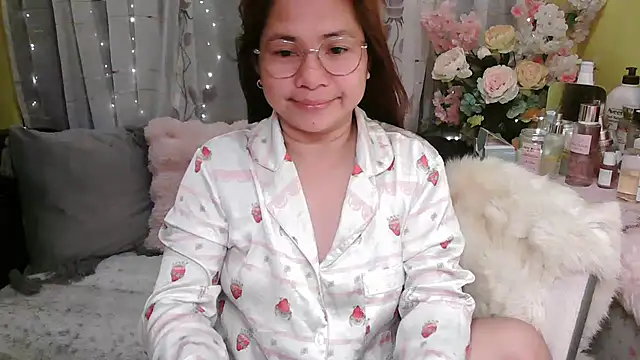 Snapshot of OhmyPinay chatting on July 13, 2:25 am OhmyPinay online show from July 13, 2:25 am