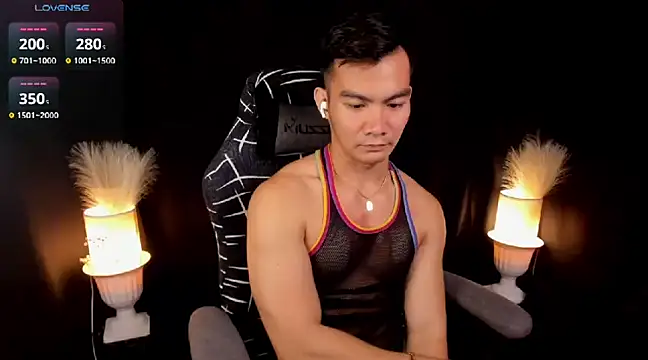 Snapshot of 000batman000 chatting on March 17, 12:19 am 000batman000 online show from March 17, 12:19 am