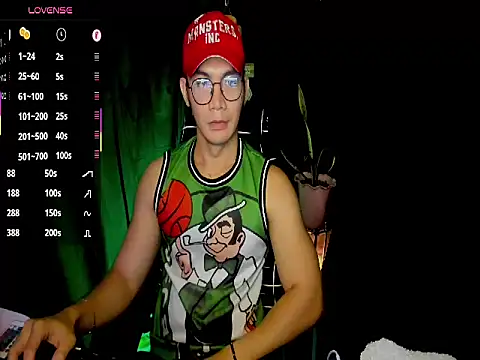 Snapshot of 000batman000 chatting on February 5, 3:22 am 000batman000 online show from February 5, 3:22 am