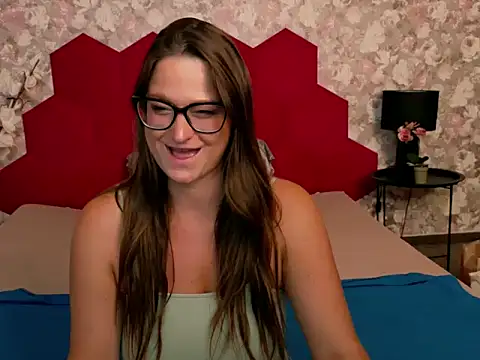VictoriaCage online show from May 31, 3:30 pm