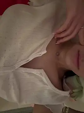 Prettylilgirll online show from April 19, 6:43 pm