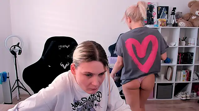 Snapshot of hotblonds chatting on February 6, 11:46 am hotblonds online show from February 6, 11:46 am