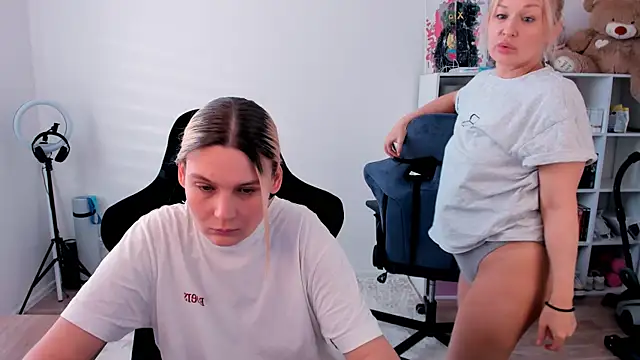 Snapshot of hotblonds chatting on February 7, 11:25 am hotblonds online show from February 7, 11:25 am