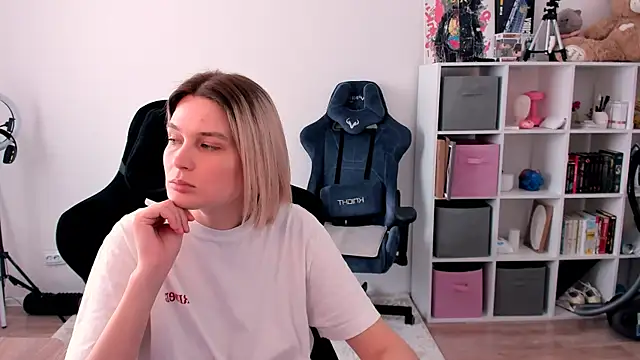 Snapshot of hotblonds chatting on March 9, 11:25 am hotblonds online show from March 9, 11:25 am