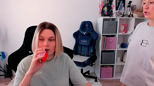 Snapshot of hotblonds chatting on March 13, 11:28 am hotblonds online show from March 13, 11:28 am