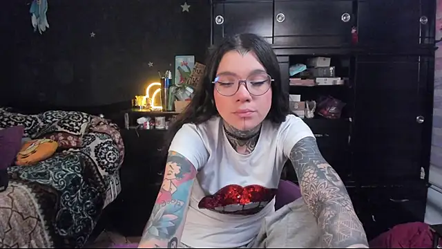 Snapshot of Lilmarieee chatting on March 5, 10:10 pm Lilmarieee online show from March 5, 10:10 pm