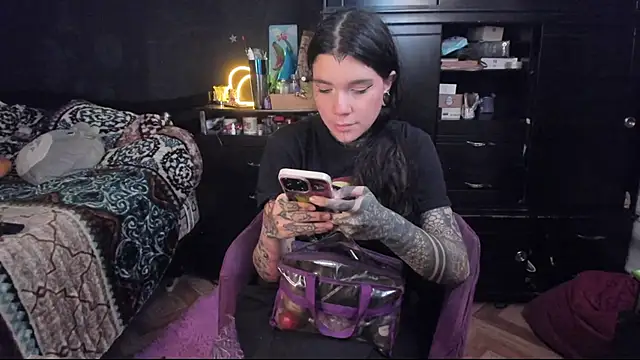 Snapshot of Lilmarieee chatting on March 6, 10:04 pm Lilmarieee online show from March 6, 10:04 pm