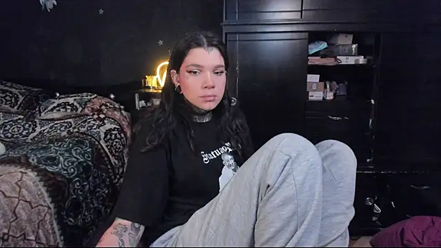 Snapshot of Lilmarieee chatting on March 7, 10:10 pm Lilmarieee online show from March 7, 10:10 pm