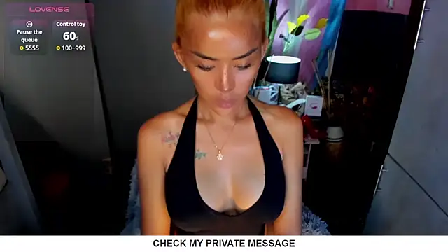 QuiinMollyXxX online show from June 24, 4:11 am