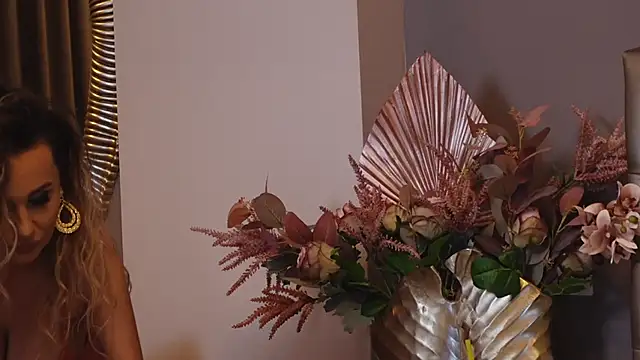 Snapshot of SharonStarr chatting on December 4, 12:41 am SharonStarr online show from December 4, 12:41 am