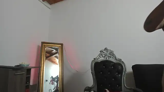 Snapshot of Hela_wet chatting on December 8, 8:04 pm Hela wet online show from December 8, 8:04 pm