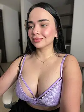 Snapshot of GeorginaJones chatting on January 21, 1:50 am GeorginaJones online show from January 21, 1:50 am