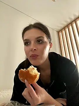 little belucci online show from November 5, 1:44 pm