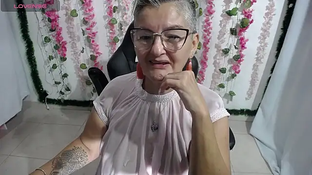 Snapshot of bety-cum2 chatting on February 7, 2:15 pm bety-cum2 online show from February 7, 2:15 pm
