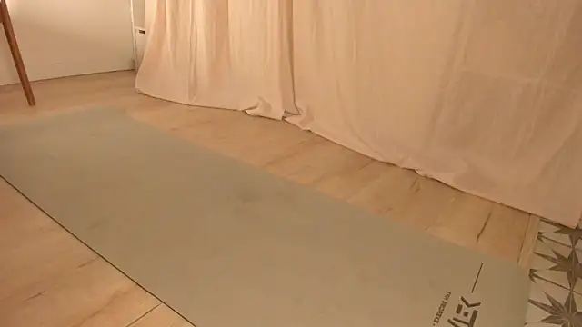 hee jeen online show from March 7, 1:20 am