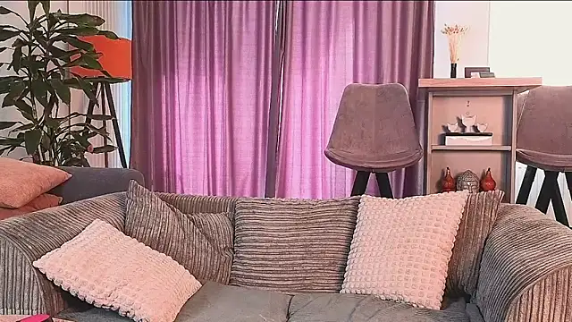 Snapshot of MayaCroft chatting on March 12, 7:24 am MayaCroft online show from March 12, 7:24 am