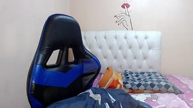 Leylafourniert online show from October 8, 5:10 pm