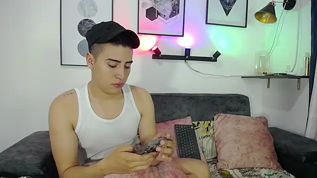 Snapshot of Tomas_and_liam chatting on December 11, 4:28 am Tomas and liam online show from December 11, 4:28 am