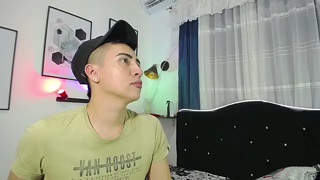 Snapshot of Tomas_and_liam chatting on December 21, 1:04 am Tomas and liam online show from December 21, 1:04 am