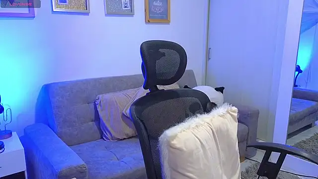 annylouis online show from November 24, 7:13 pm