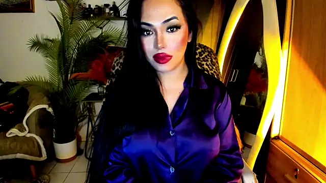 Snapshot of BigDominaMia chatting on June 11, 9:35 pm BigDominaMia online show from June 11, 9:35 pm