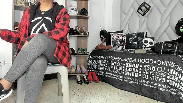 Snapshot of MirandaHaguen chatting on June 15, 9:06 pm MirandaHaguen online show from June 15, 9:06 pm