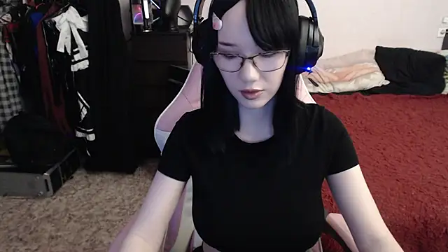 Snapshot of Maya_Viola chatting on March 3, 8:38 am Maya Viola online show from March 3, 8:38 am