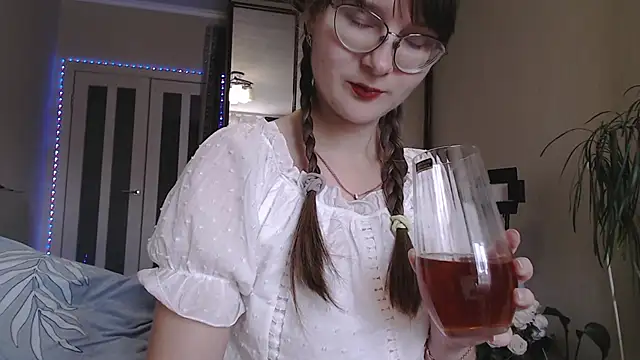 KiraGoldens online show from September 30, 7:24 am