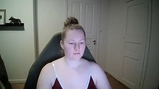 Snapshot of Girlnina-1995 chatting on December 16, 2:05 pm Girlnina-1995 online show from December 16, 2:05 pm