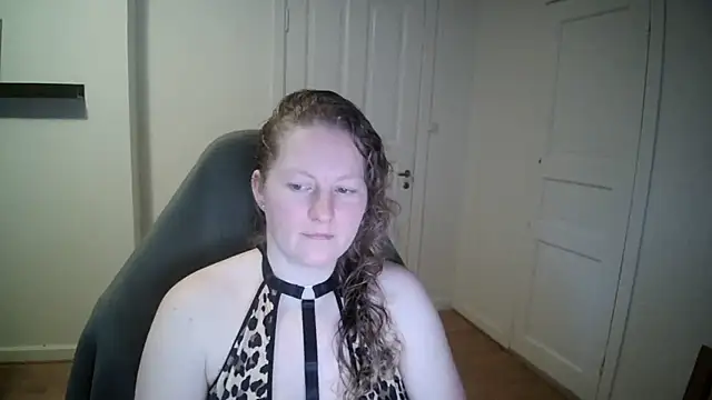 Snapshot of Girlnina-1995 chatting on January 28, 10:12 am Girlnina-1995 online show from January 28, 10:12 am