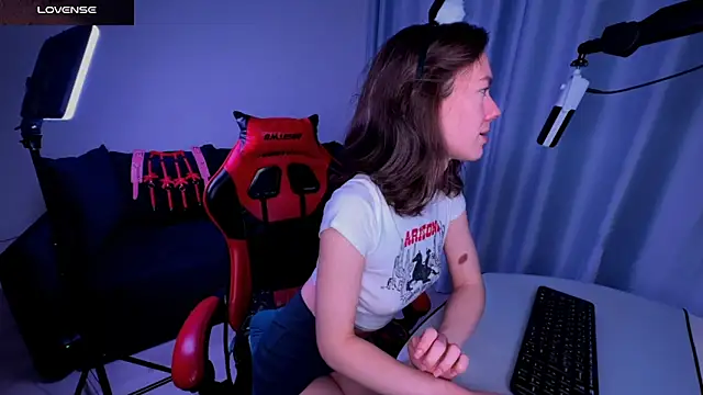 Snapshot of DivineBite chatting on February 12, 6:51 pm DivineBite online show from February 12, 6:51 pm