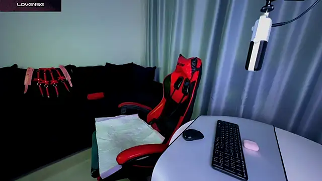 Snapshot of DivineBite chatting on February 19, 9:25 pm DivineBite online show from February 19, 9:25 pm