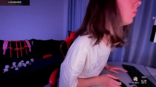 Snapshot of DivineBite chatting on February 28, 3:59 pm DivineBite online show from February 28, 3:59 pm