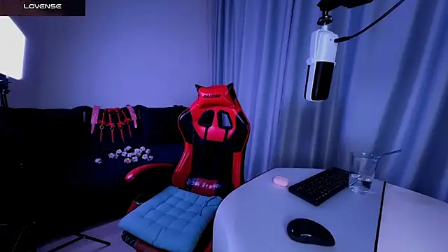 Snapshot of DivineBite chatting on March 6, 7:21 pm DivineBite online show from March 6, 7:21 pm