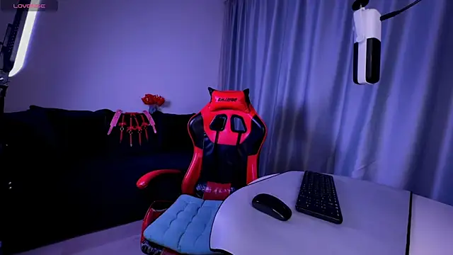 Snapshot of DivineBite chatting on March 22, 6:14 pm DivineBite online show from March 22, 6:14 pm