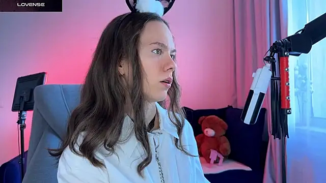 Snapshot of DivineBite chatting on September 17, 2:08 pm DivineBite online show from September 17, 2:08 pm