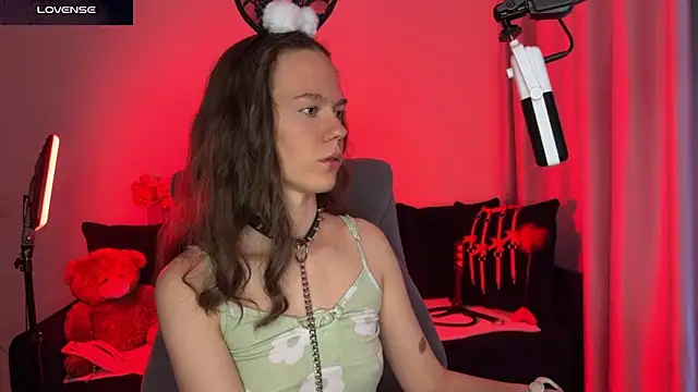 Snapshot of DivineBite chatting on September 21, 3:35 pm DivineBite online show from September 21, 3:35 pm